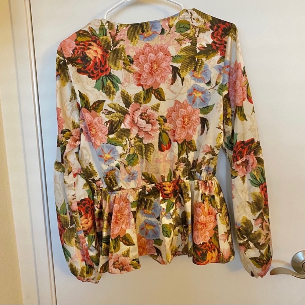 Guess blouse. - Picture 2 of 3